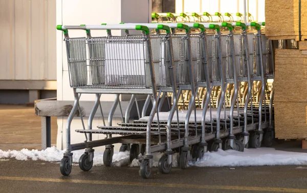 Corredor Supermercado Com Carrinhos Compras Vazios Cor Prata — Fotografia de Stock