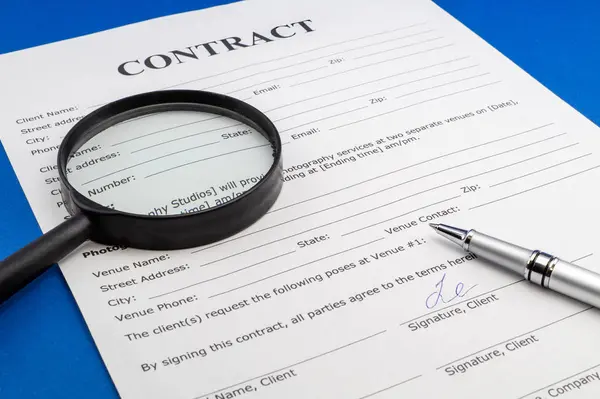 Vergrootglas en document contract close-up — Stockfoto