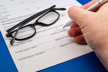 Mavi masa, gözlük ve kalem sözleşmesinde.