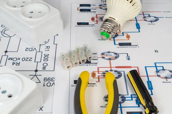 Herramientas Para Electricistas Enchufes Eléctricos Luces Superficie Gris Las Cadenas — Foto de Stock