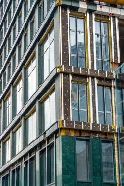 Tuğla yapılmış bir apartman binası inşaatı.