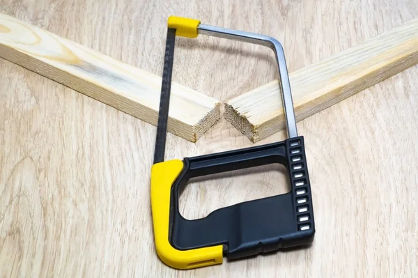 La sega ha tagliato due barre di legno . — Foto Stock
