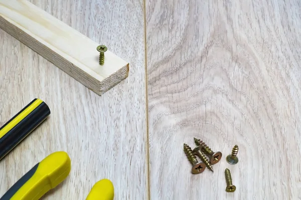 Ahşap blok içine çivi çekiç çekiç.