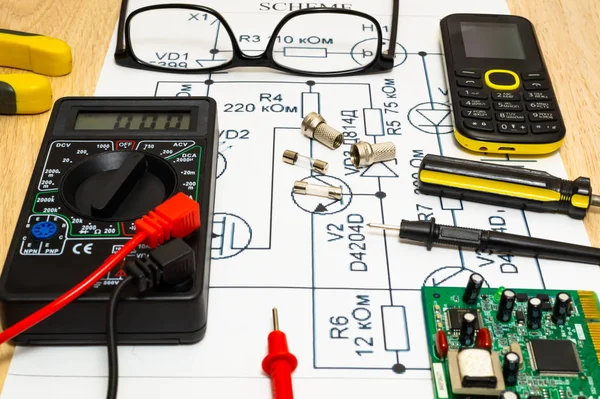 Herramientas y suministros de diferentes electricistas sobre fondo blanco — Foto de Stock