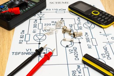 Multimetre prob bir bilgisayar devre ve devre incelenmesi.