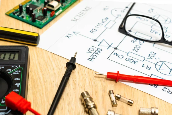 Sondas multímetro que examinan una placa de circuito informático y un circuito . — Foto de Stock