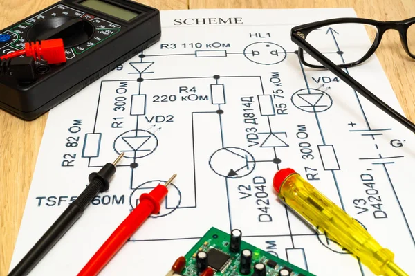 Sondas multímetro que examinan una placa de circuito informático y un circuito . — Foto de Stock