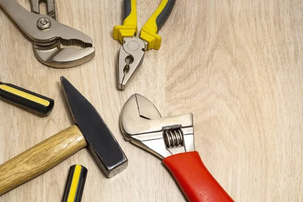 Un conjunto de herramientas aisladas en una mesa de madera . — Foto de Stock