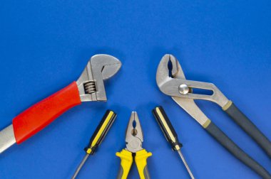 Sıhhi tesisat, mavi bir arka plan üzerinde izole için araçlar kümesi.