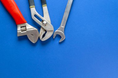 Sıhhi tesisat, mavi bir arka plan üzerinde izole için araçlar kümesi.