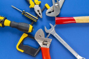 Sıhhi tesisat, mavi bir arka plan üzerinde izole için araçlar kümesi.