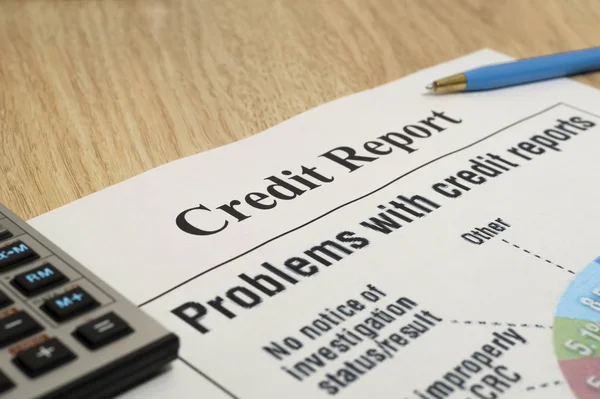 Credit report chart with pen and calculator. — Stock Photo, Image