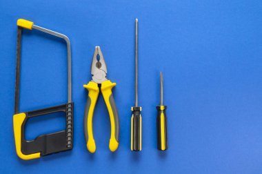 Mavi bir arka plan üzerinde izole onarım için araçlar kümesi.