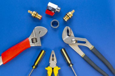 Sıhhi tesisat, mavi bir arka plan üzerinde izole için araçlar kümesi.