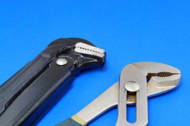 Sıhhi tesisat iş araçları üzerinde mavi bir arka plan.