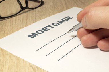 Bir kalemle, gözlük ipotek ve masaya el.