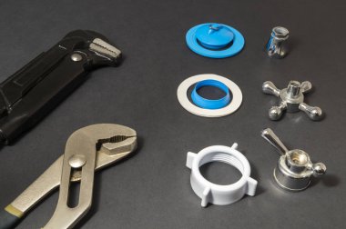 Sıhhi tesisat iş araçları siyah bir zemin üzerine.