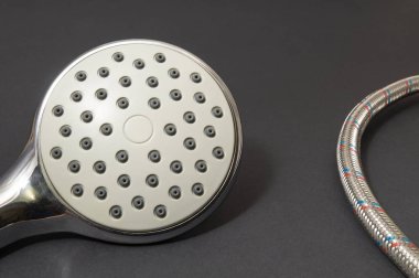 Siyah bir arka plan üzerinde duş başlığı.