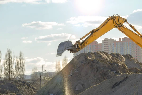 施工现场的挖掘机从采石场取沙 — 图库照片