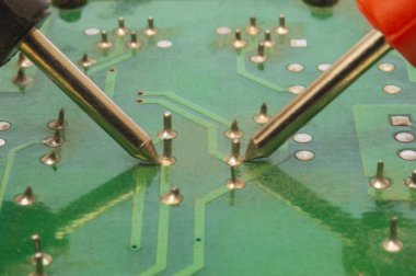 Elektronik devre kartı yakın çekim farklı aydınlatma ile.