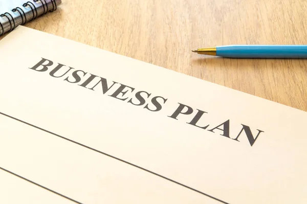 Plan de negocio estratégico con bolígrafo y bloc de notas sobre la mesa . — Foto de Stock