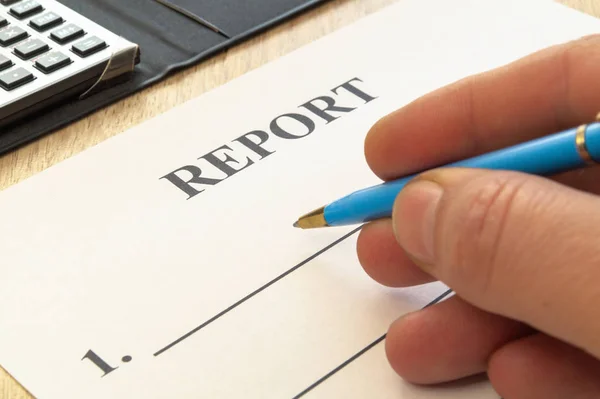 Wij zijn het opstellen van een verslag - een formulier in te vullen op een rustieke tafel. — Stockfoto