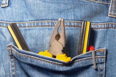 Mavi kot-penye ve Tornavidalar cebinde Araçlar.