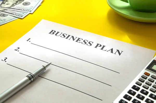 Plan biznesowy strategii z długopisem, kawą i pieniędzmi na żółtym stole. — Zdjęcie stockowe