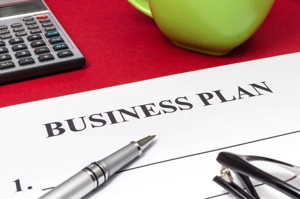 Plan de negocios de estrategia con bolígrafo, café, vasos y dinero en mesa roja . — Foto de Stock
