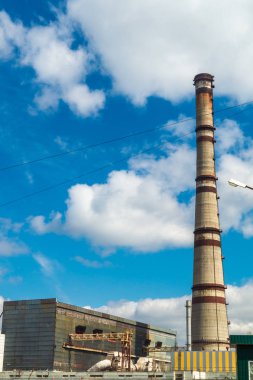 Termik santral, büyük bacalı endüstriyel peyzaj.