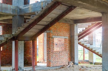 Kırmızı tuğla ile yapım aşamasında ev.