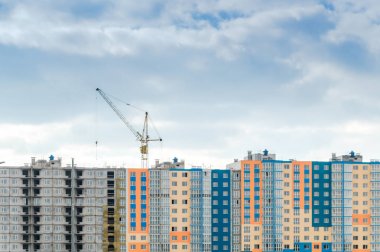 Mavi gökyüzüne karşı yapım aşamasında olan ev.