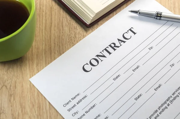 En kontraktmall att fylla i med penna och kaffe. — Stockfoto