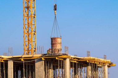 Evin inşaatı - beton işçileri vinç hizmet