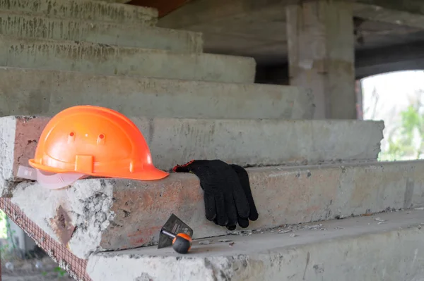 Um par de luvas e um capacete de maçons na construção . — Fotografia de Stock