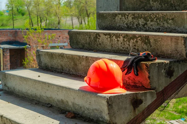 Um par de luvas e um capacete de maçons na construção . — Fotografia de Stock