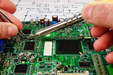 Elektronik üretim hizmetleri, elektronik tahtanın manuel lehimlelele lehimi.