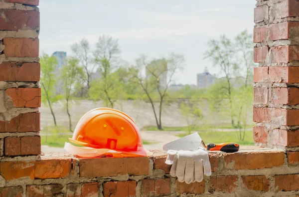 Um par de luvas e um capacete da Mason na construção. . — Fotografia de Stock