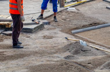 İşçi ezilmiş taşı eşit olarak dağıtır..