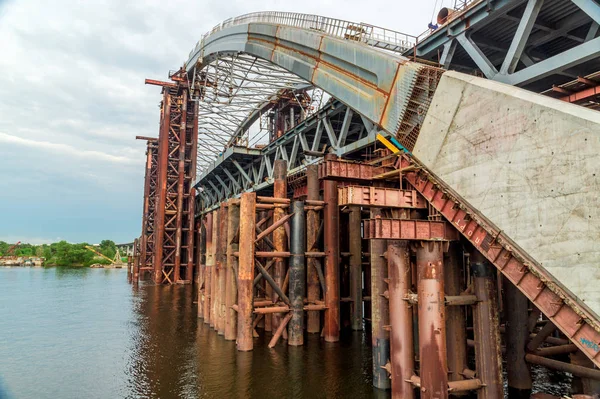 Μεγάλη γέφυρα υπό κατασκευή σε ολόκληρο τον ποταμό Δνείπερο στο Κίεβο Ουκρανία — Φωτογραφία Αρχείου
