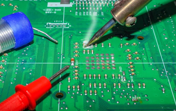 Servicios de fabricación de electrónica, chip digital de placa base. Historia de la ciencia tecnológica . — Foto de Stock