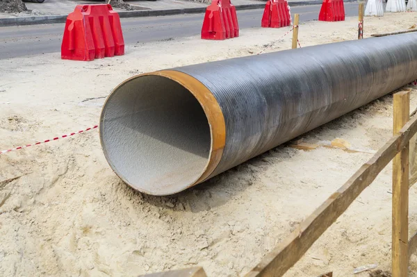 Tubo de agua de metal, de gran diámetro, preparado para la colocación de alcantarillado — Foto de Stock