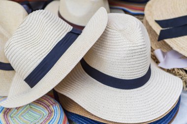 Satılık hasır şapkalar, açık renk erkekler için.