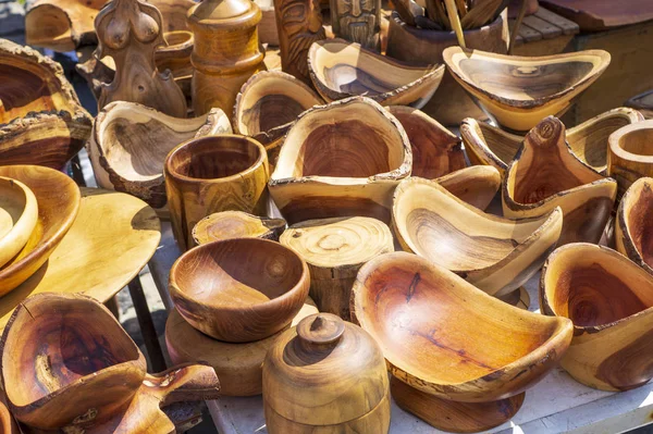 Utensils made of wood, bowls, spoons and cutting boards.