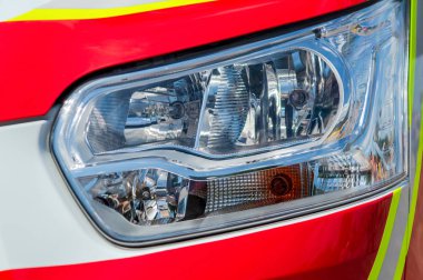 Beyaz çizgili kırmızı araba Far.