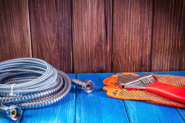 Forniture idrauliche e strumenti su uno sfondo di legno blu da vicino . — Foto Stock