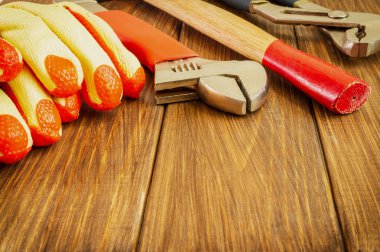 Reklam alanı ile koyu ahşap arka plan üzerinde el aracı.