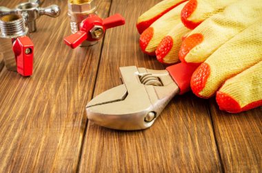 Reklam alanı ile koyu ahşap arka plan üzerinde el aracı.