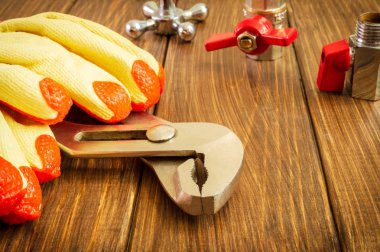 Reklam alanı ile koyu ahşap arka plan üzerinde el aracı.