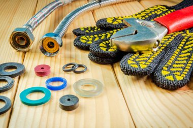 Reklam alanı ile ahşap arka plan sıhhi tesisat ve parçaları için el aletleri.